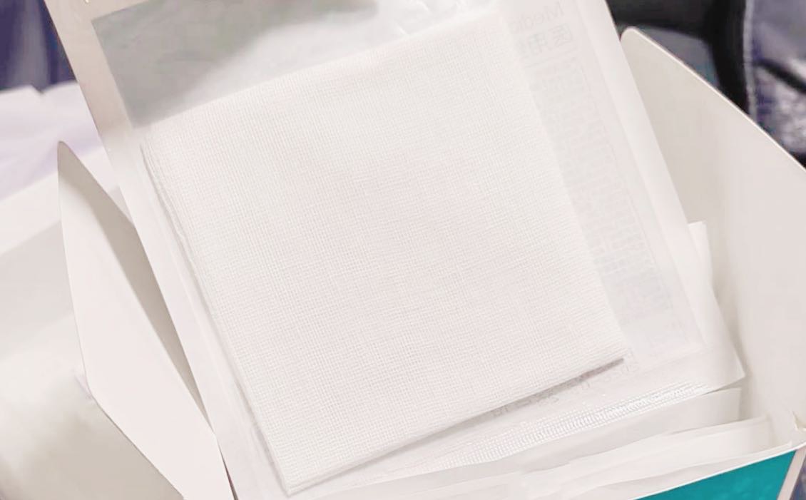 Come si confrontano i tamponi di garza aperti con i tamponi non tessuti?